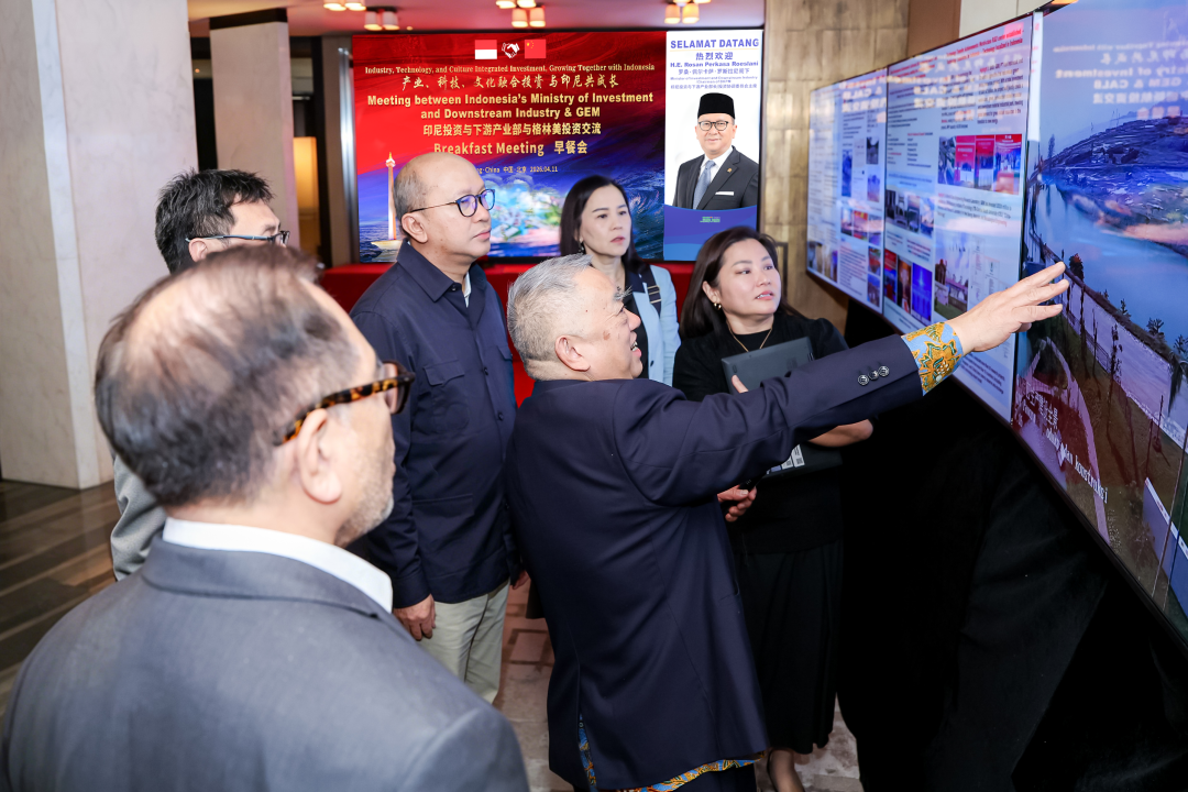 ▲许开华董事长向罗桑部长介绍格林美在印尼三大成就