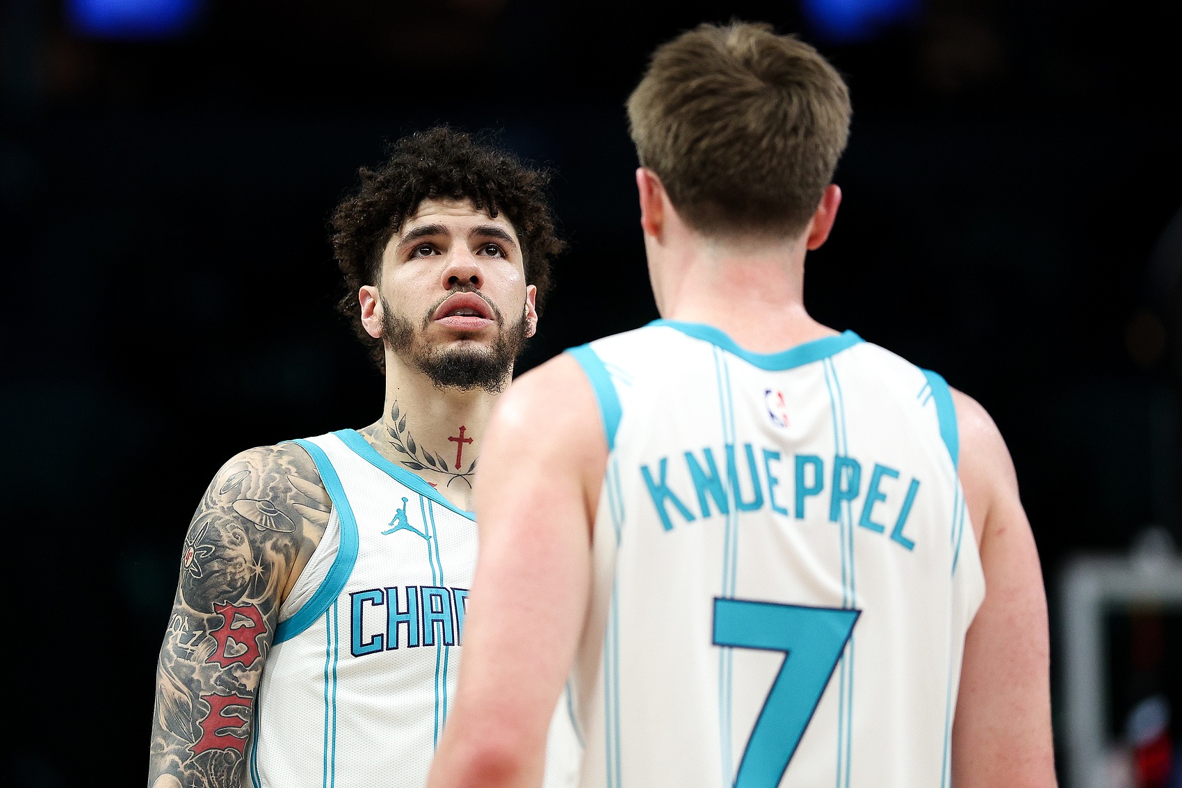 媒体人：跌宕起伏！黄蜂惊险过关 鲍尔救赎自己却埋下致命隐患