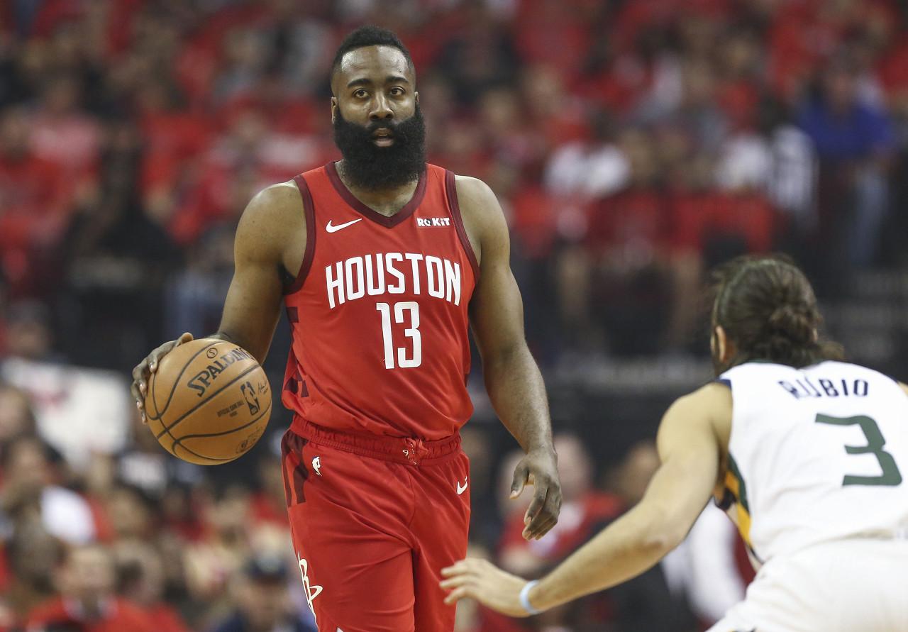 维拉纽瓦：火箭登你得站他背后防守 在造犯规上他已成大师