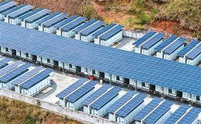 ▲湖南省怀化市通道侗族自治县塘冲储能电站，电池舱上的光伏板在阳光下熠熠生辉。　李尚引摄（人民视觉）