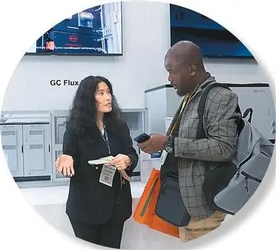 ▲在南非约翰内斯堡举办的2026年非洲太阳能和储能设备展上，人们在比亚迪展区交流。　新华社记者 陈 为摄