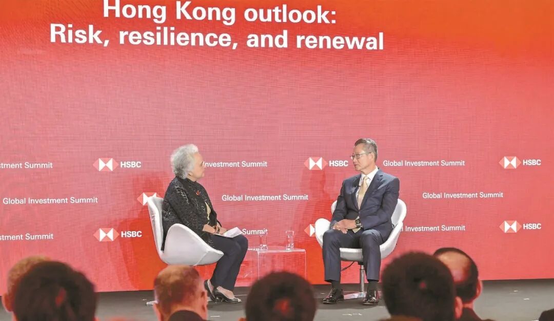 陈茂波（右）表示，有信心10至15年后香港至少将升至全球第二大国际金融中心。