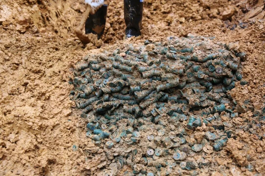 湖南邵阳一工地挖出大量古钱币，预估约3吨，初判为钱庄窖藏，涵盖唐宋金时期40多个年号