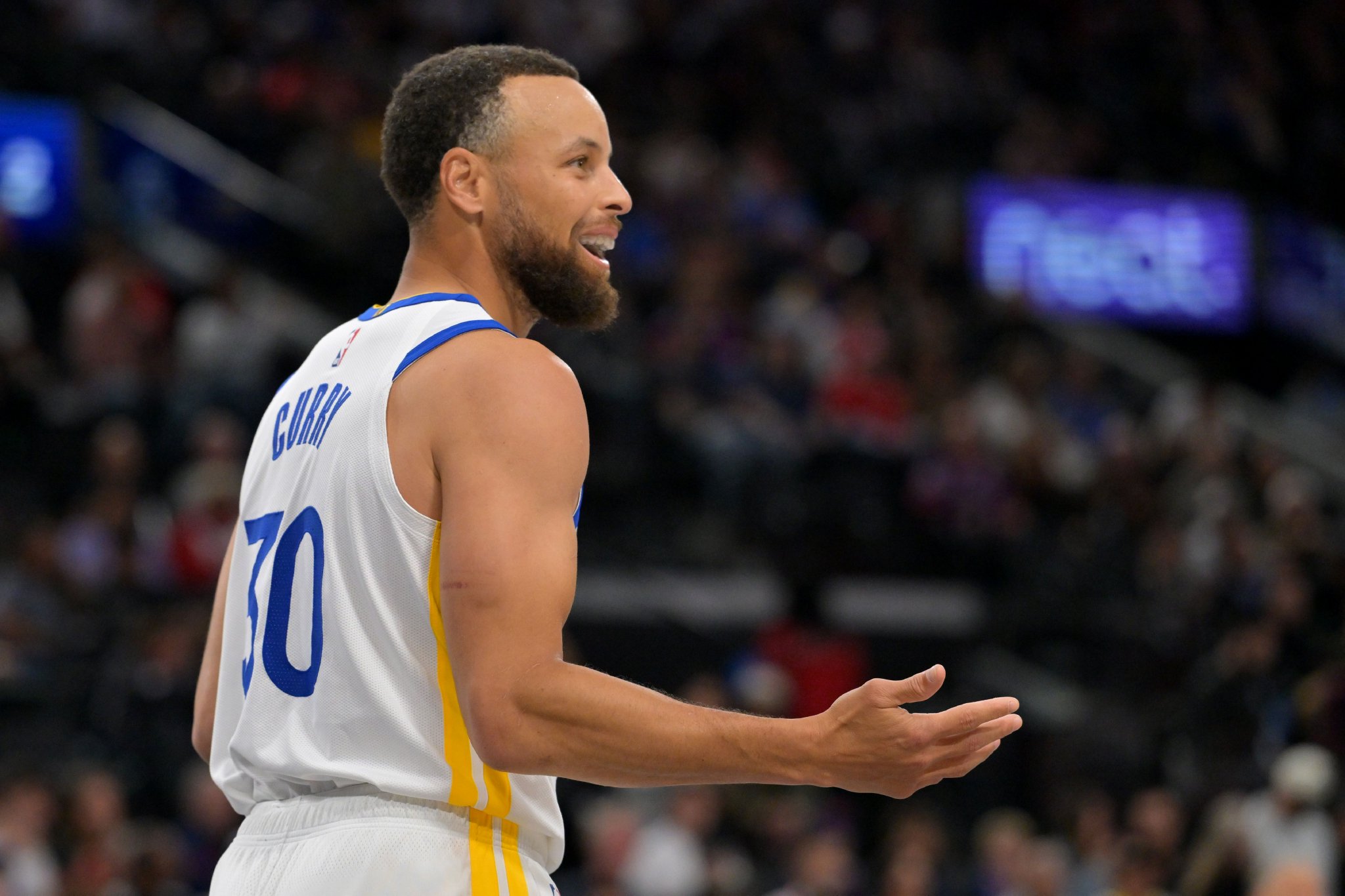 记者：库里可能是NBA历史上受到最离奇吹罚对待的球员