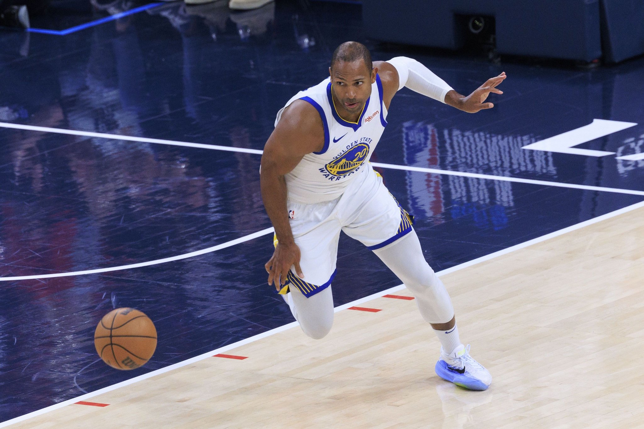 末节三分球4中4！霍福德赛后发推激动到飚母语：我们还在坚持