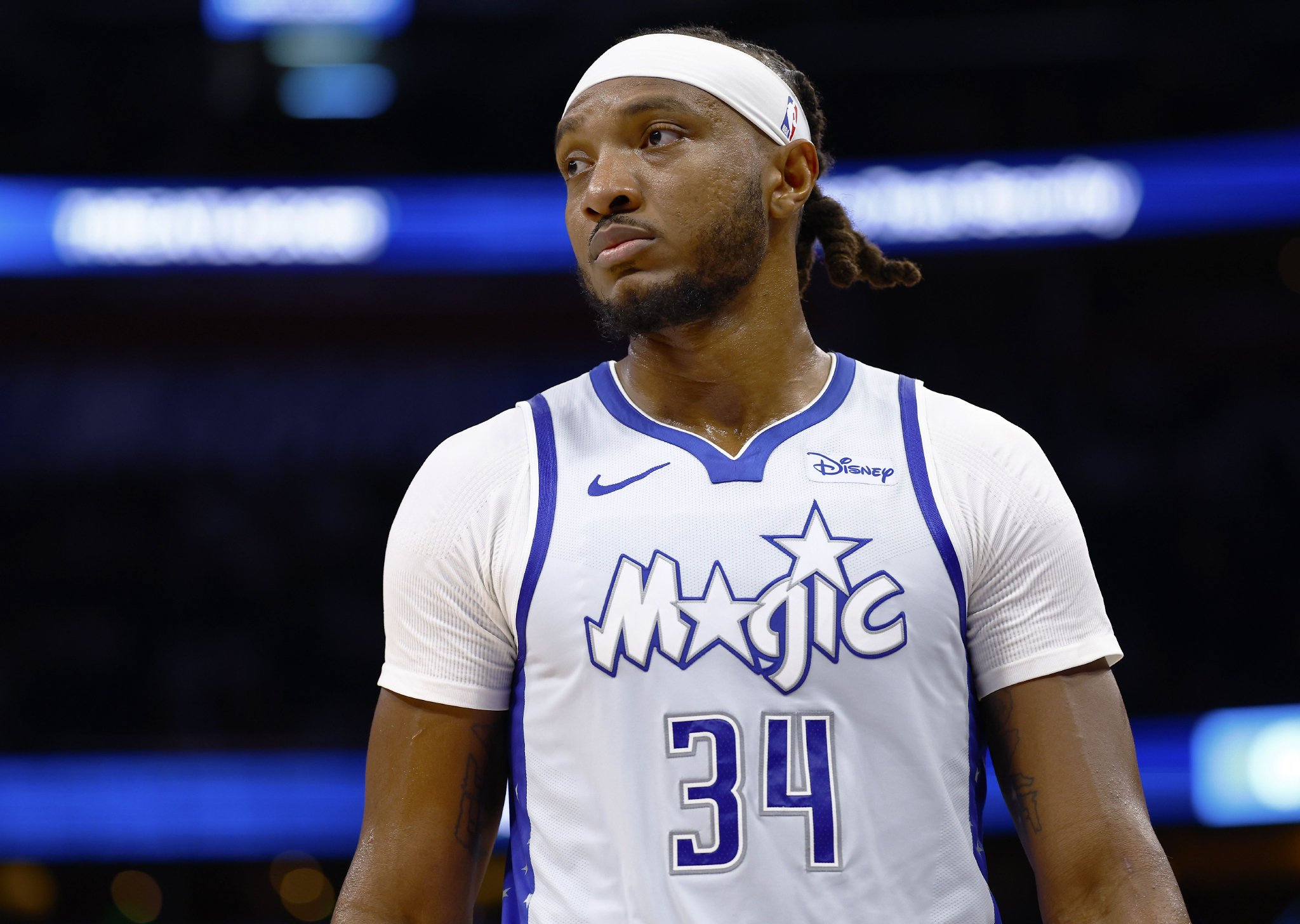 安心抢篮板吧~小卡特上半场5投仅1中 拿到4分6篮板