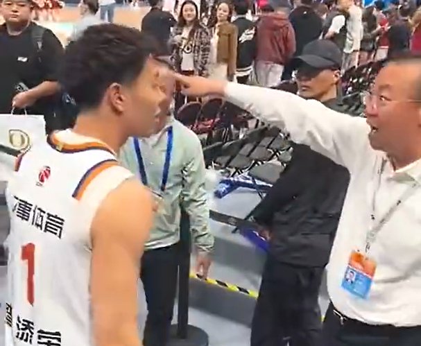 直播吧：阻挡李添荣的是场馆方维持现场秩序的负责人 非首钢人员