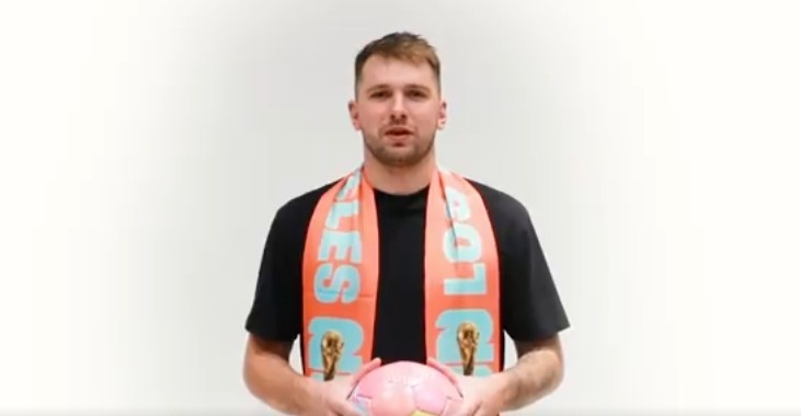 东契奇用NBA球员组建足球队：詹姆斯力量&库里射门&约基奇球商