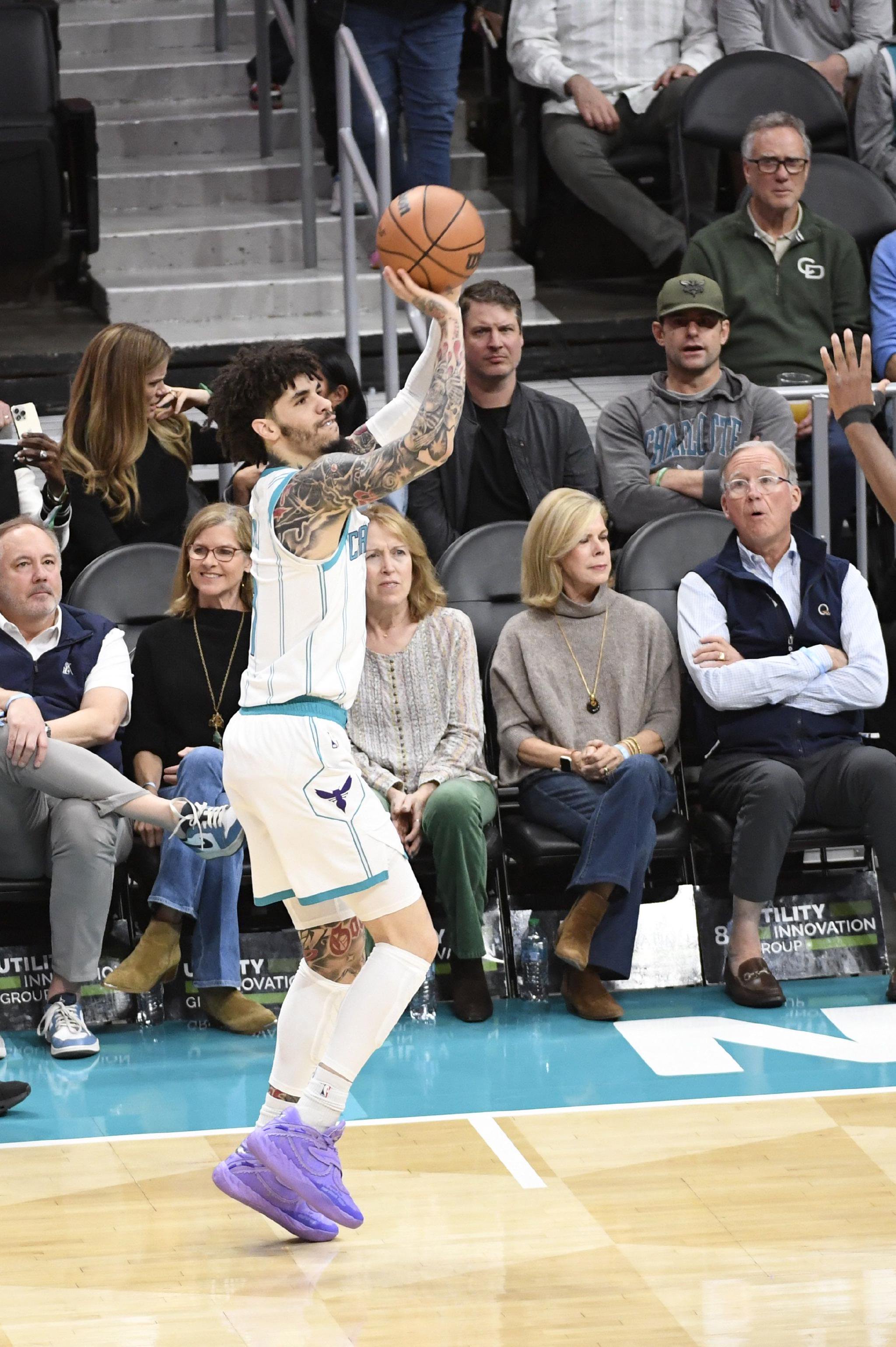 白巧克力：我会花钱去看三球 我没法像他一样投单脚三分