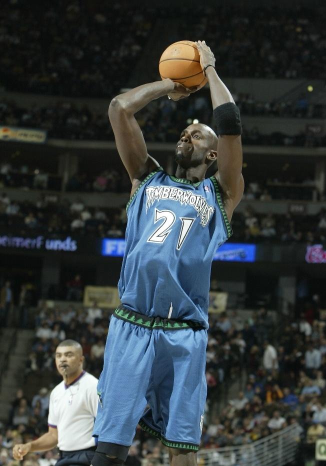 阿里纳斯：阿德巴约有点像加内特 有能力场均30+但打法太团队了