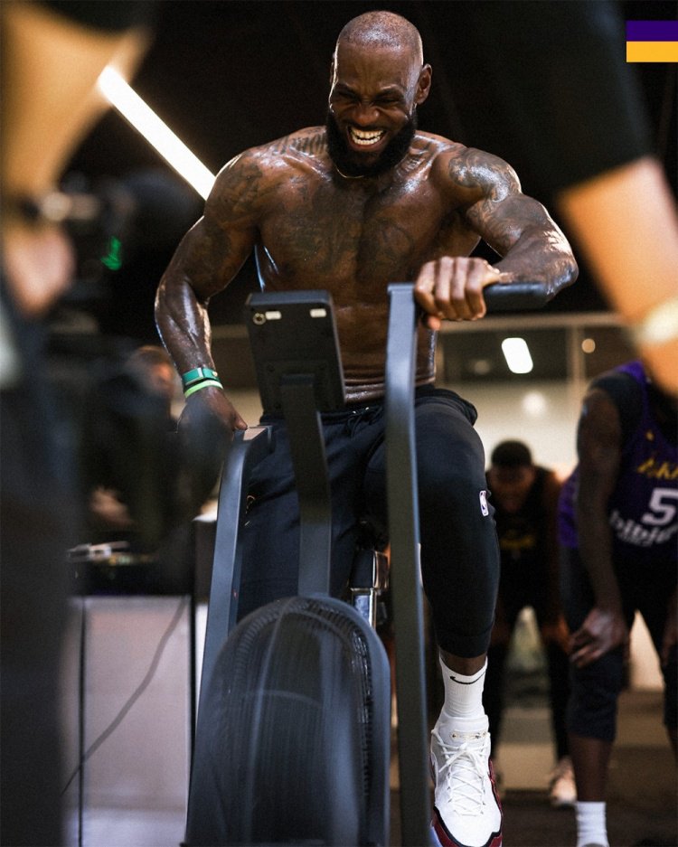 挥汗如雨！湖人官推晒詹姆斯赤膊健身照：累只是心理作用