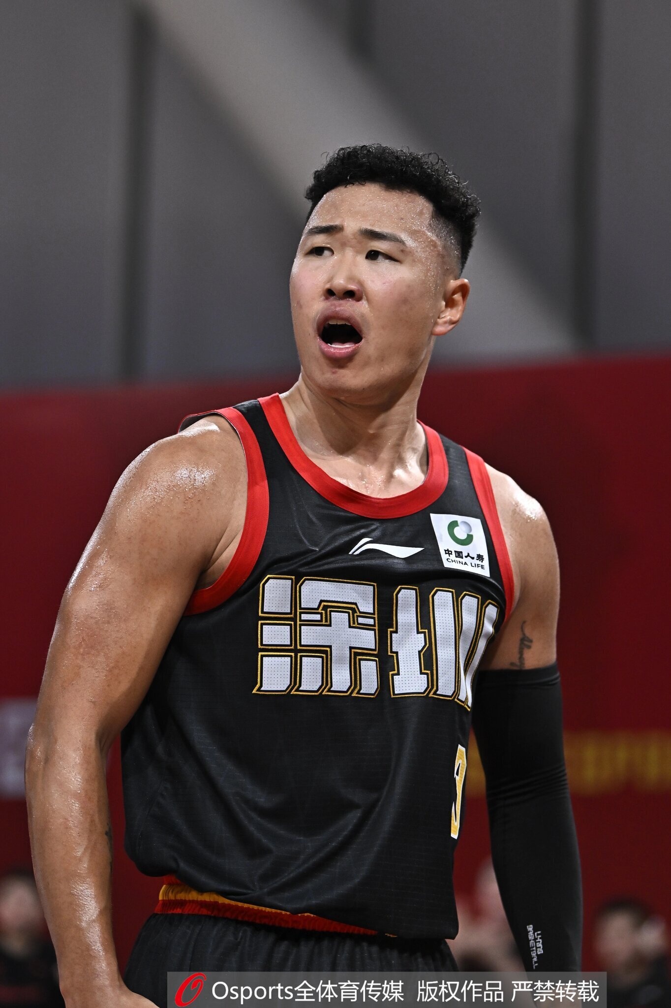 克里斯托弗：贺希宁很棒 光看他就觉得他很强壮 他的比赛打得很好