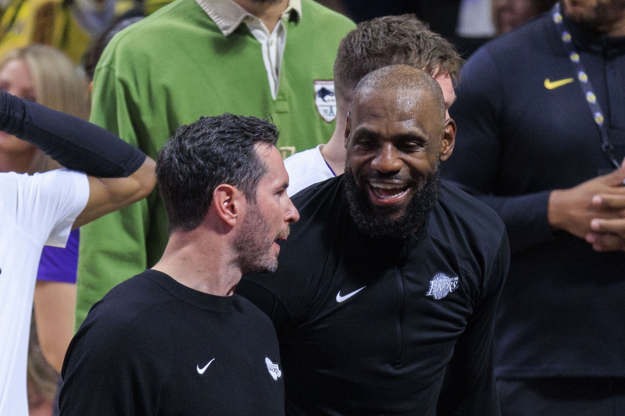 队记：湖人客战勇士赛前举行球队会议 詹姆斯引领全队重振信心