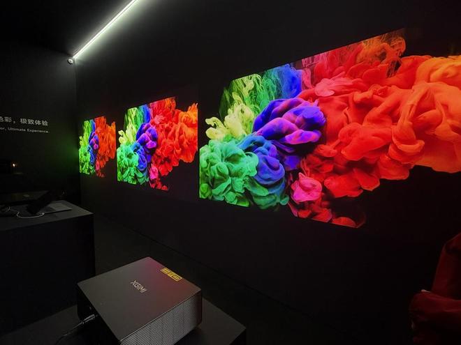 右一、二为极米商显产品，左一为其他厂商产品 图片来源：财联社记者/摄