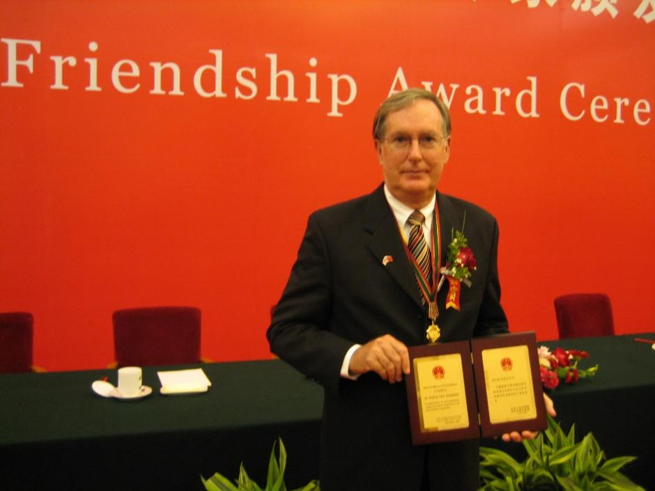 Charles Shoemaker教授获2007年中国政府友谊奖。江南大学官网 图