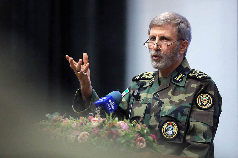 伊朗军队总司令：时刻扣住扳机迎击敌人