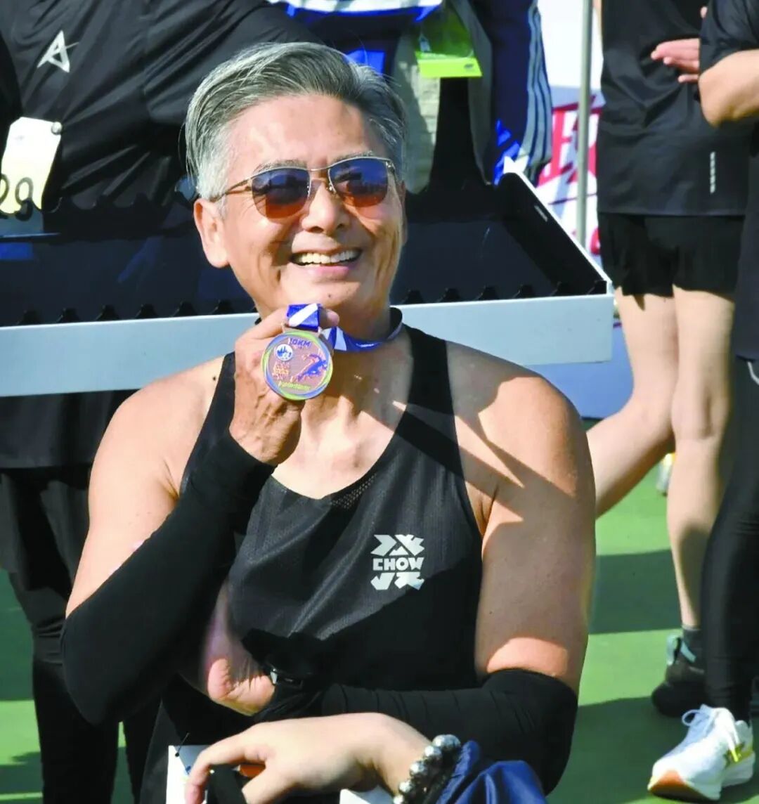 本年1月，影帝周润发再战渣马10公里赛。 记者 蔡启文摄