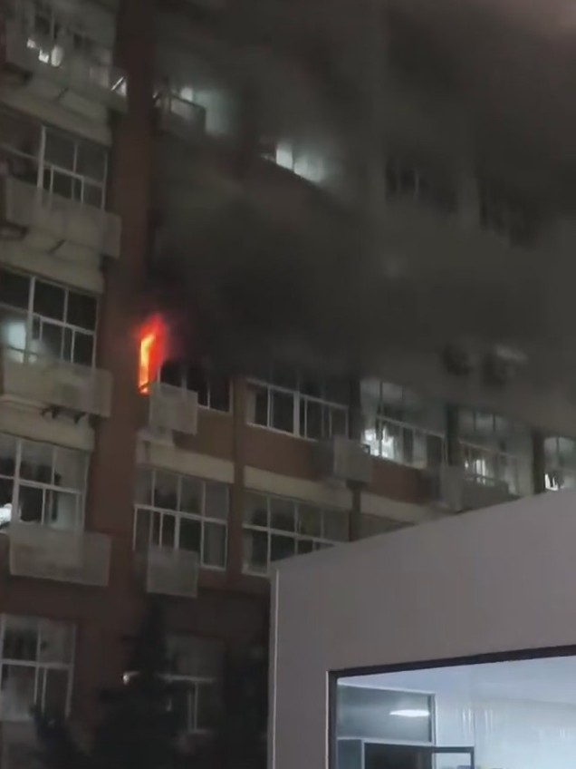 宁波大学一学生宿舍夜间失火，校方：学生们已及时逃生，已安排住宿