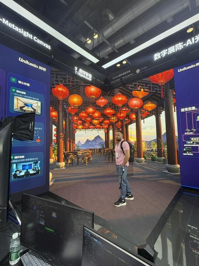 一位海外参展者体验洲明科技产品 图片来源：财联社记者/摄