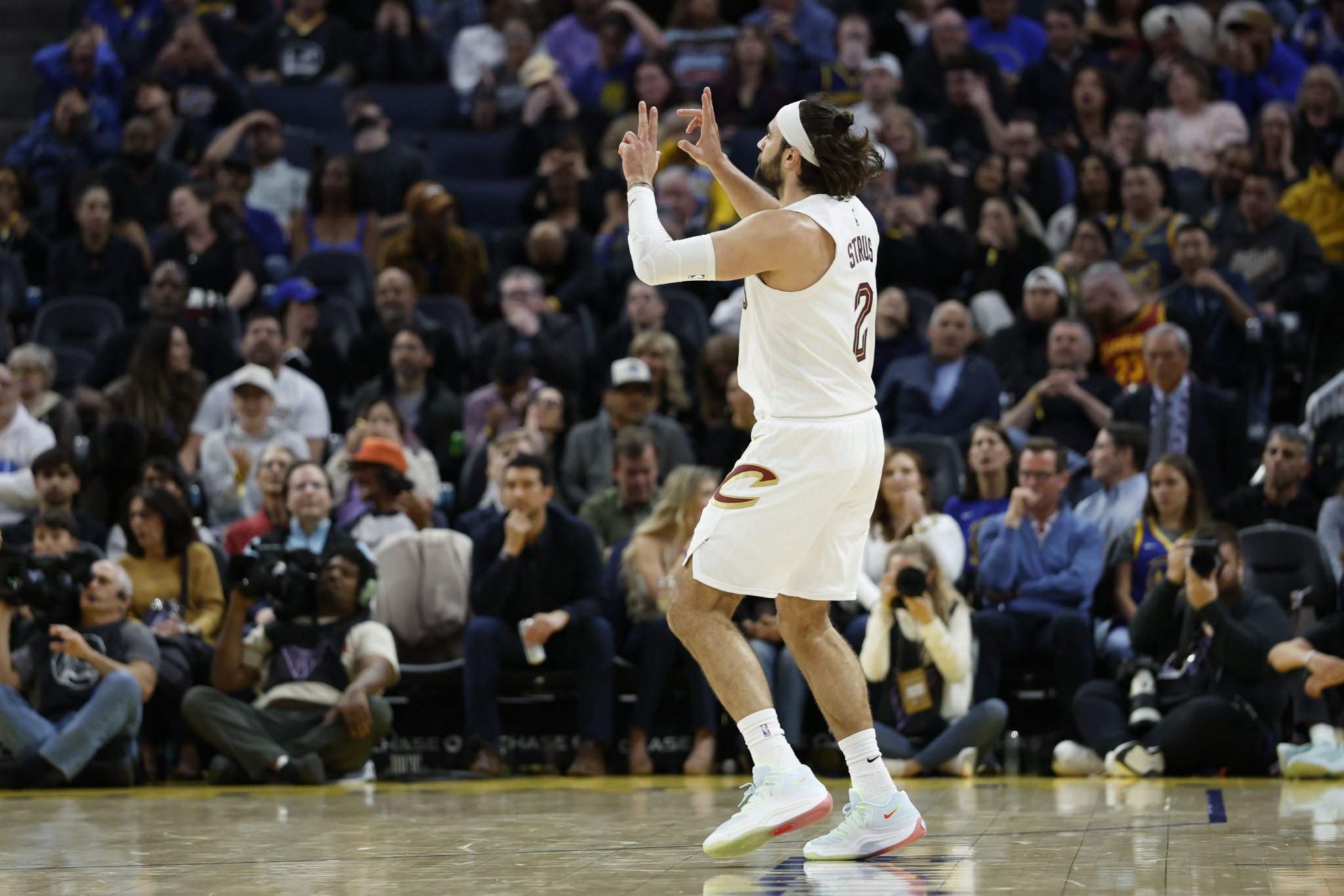 米切尔：斯特鲁斯的努力都是为了这一刻 他用实际行动展示领导力