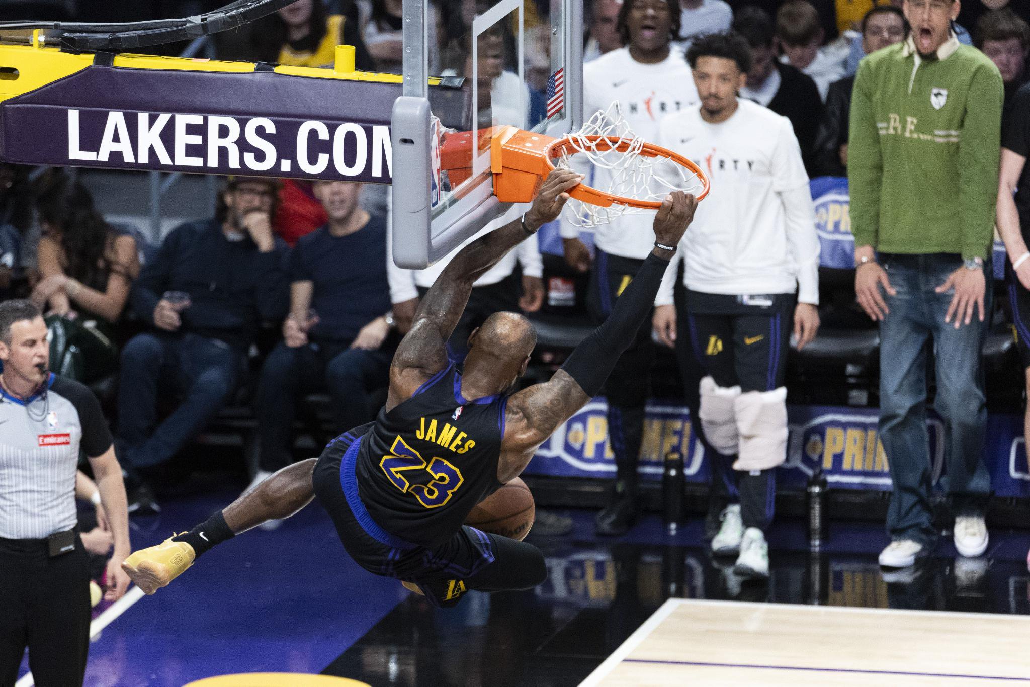 巴克利：詹姆斯上半场的表现简直绝妙 看他打球真是一种享受