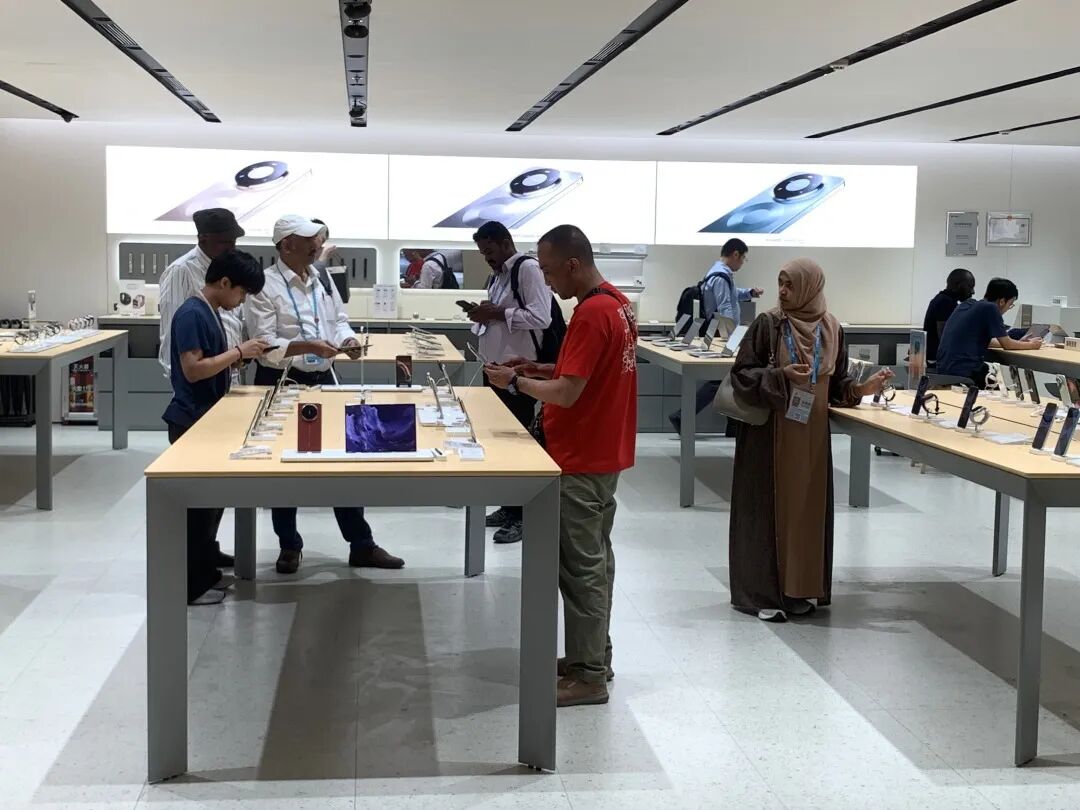 丽柏广场内商户仍在正常运营。