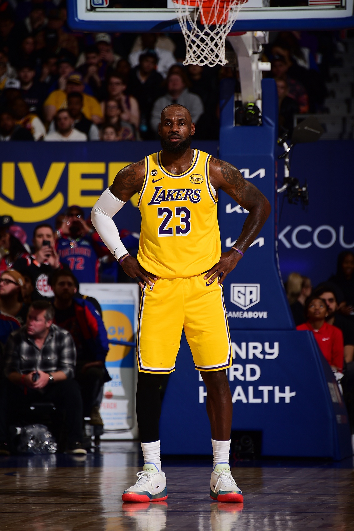 41岁还在创新高！詹姆斯9分钟送8次助攻 刷新生涯季后赛单节纪录