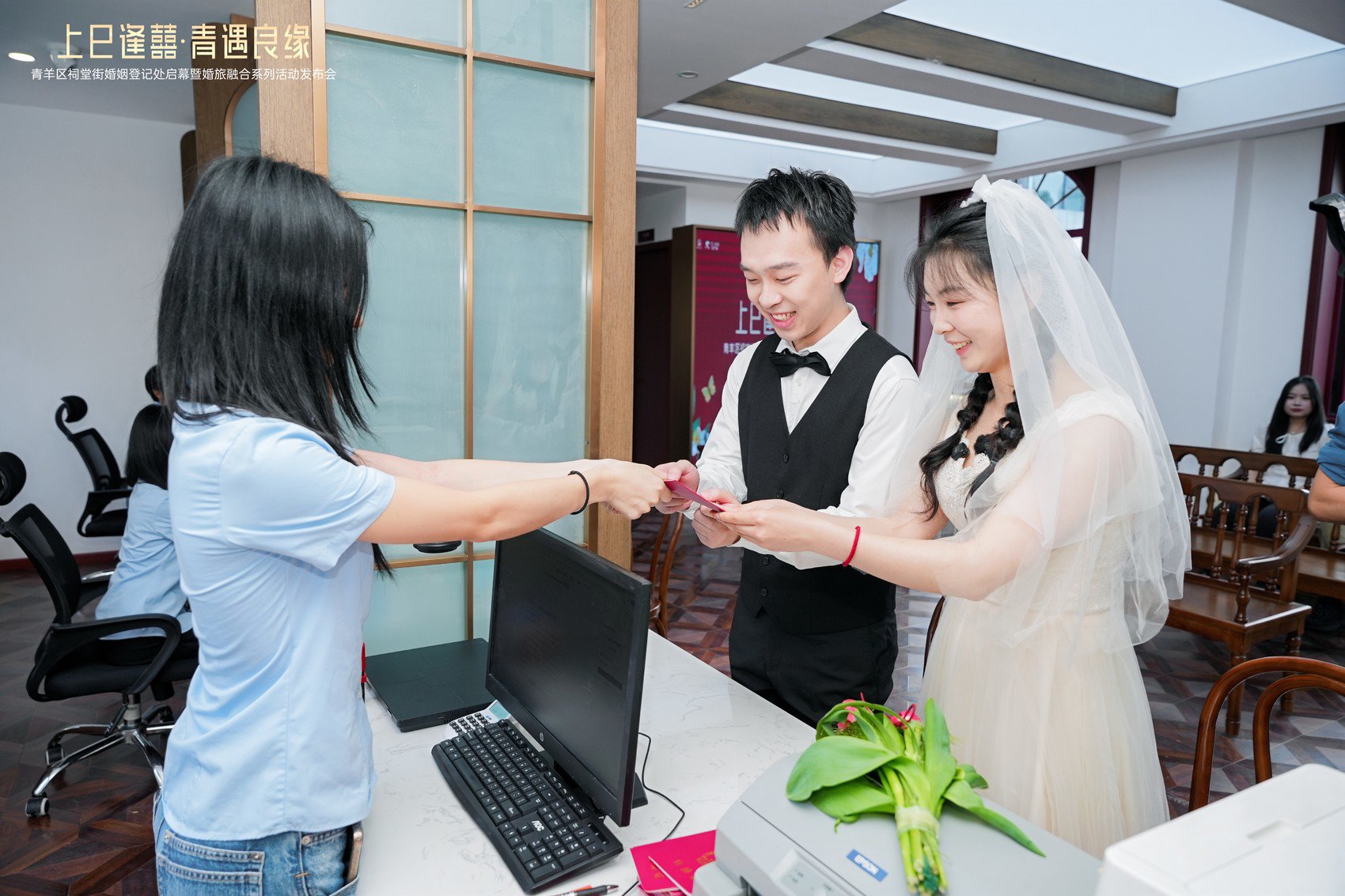 4��19�գ�����ة���Ž��г�Ϊ�ɶ����ýֻ����ǼǴ���һ����֤���ˡ�