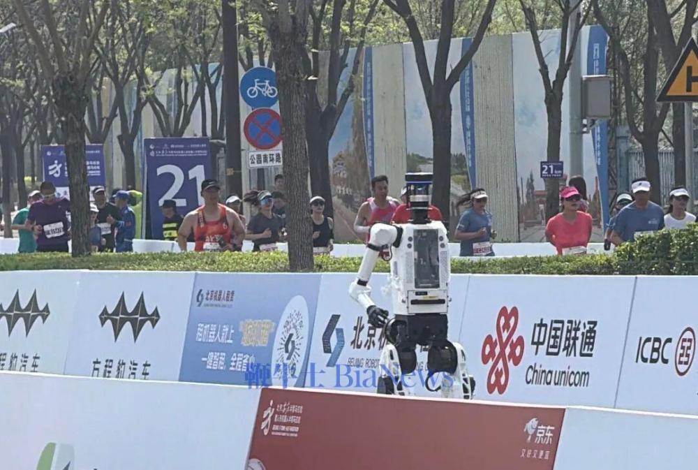 （人类与机器人一同奔跑 财联社记者摄）