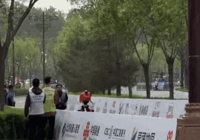 ▲荣耀闪电遥控001号第一个冲线。图 / 每日人物摄