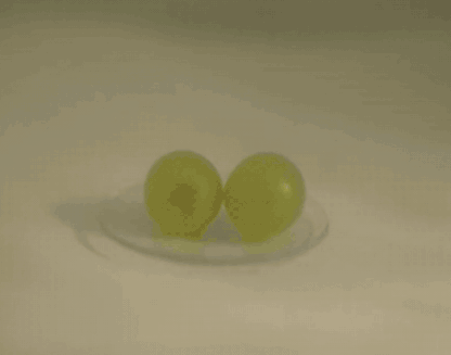 两颗葡萄之间生成电火花。