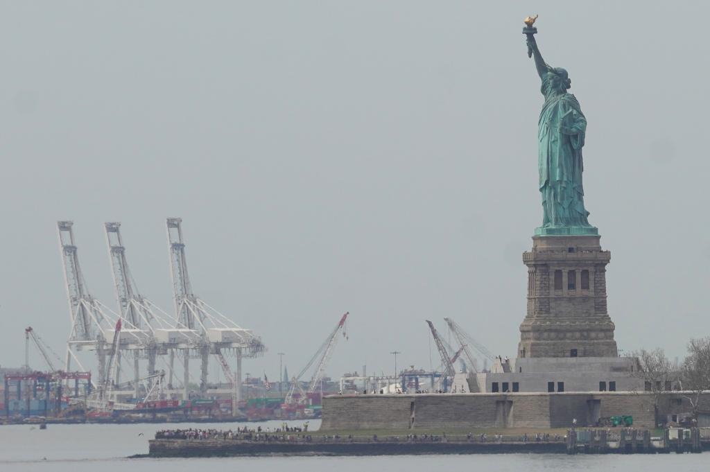 这是4月15日在美国纽约拍摄的纽约和新泽西港。纽约和新泽西港是美国东北部最大的贸易和货物进出口中心。新华社记者张凤国摄