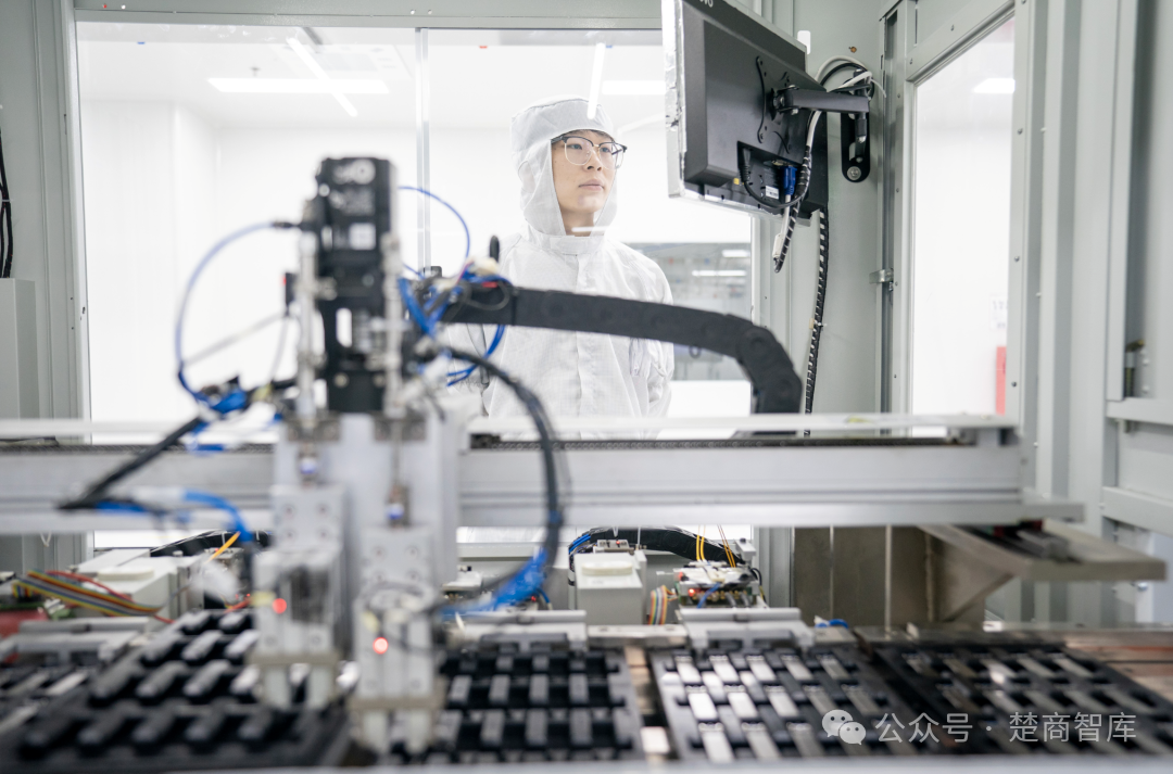 华工科技光电子信息产业研创园洁净厂房，正在生产高速光模块