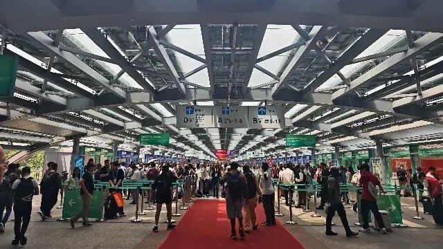 ▲4月18日，第139届广交会上人头攒动。第一财经记者程程 摄