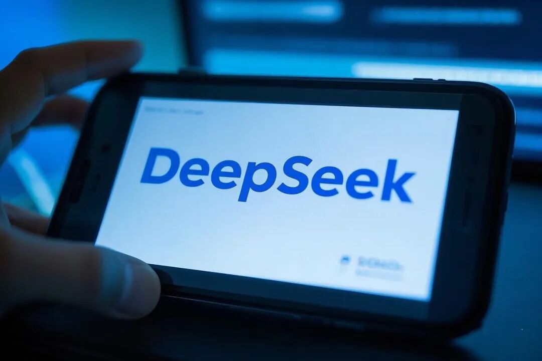 DeepSeek被“捧杀”?梁文锋为何低头融资20亿|芯片|AI|杨植麟|Kimi|模型_新浪新闻