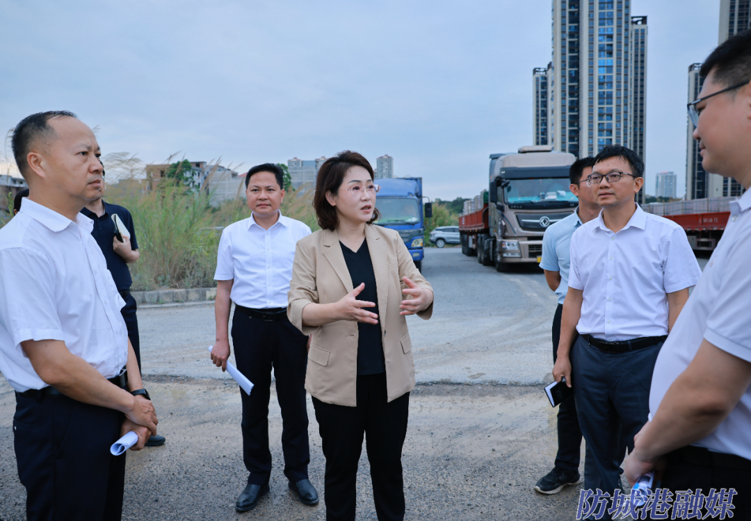 黄江在市第九小学和第十中学配套道路调研，实地检查教育项目建设情况。记者 韦荣合 摄