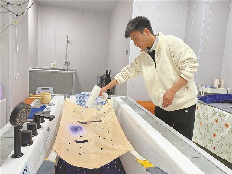 4��13�գ�λ��μ������μ�������ֿ����ϻ���վ�ڣ�����Ա��չ�����ԡ�豸����������