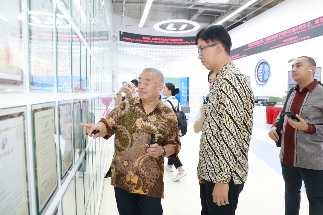 　　▲ 印尼副总统办公室嘉宾在许开华教授的陪同下参观位于格林美荆门园区的国家“城市矿山”博物馆