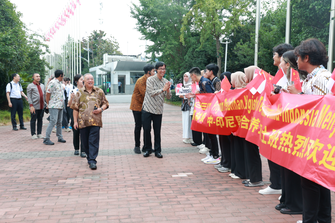 ▲ 中印尼联合培养硕士班热烈欢迎印尼副总统办公室嘉宾