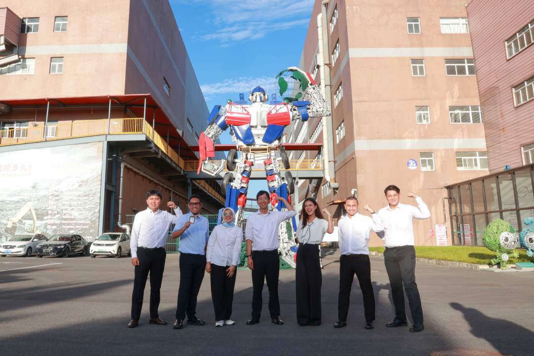 　　▲ 印尼副总统办公室嘉宾于格林美武汉园区“绿色大力士”前合影，与格林美一同“肩扛”绿色地球