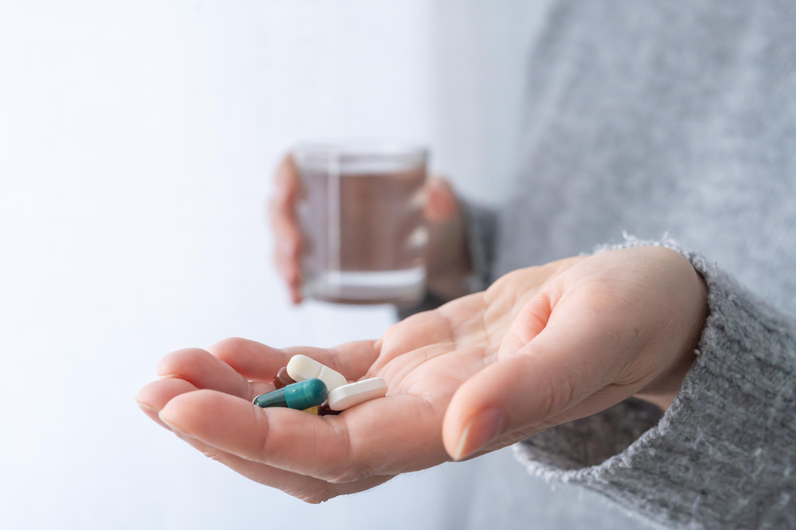 15岁少年跳楼坠亡，事前曾购处方药服用 父母索赔，一审判药店及公寓物业共赔42万