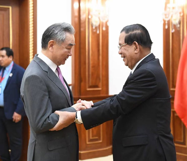 柬埔寨代理国家元首洪森会见王毅