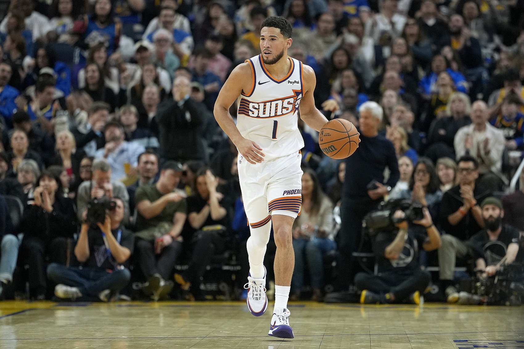 串联球队还没打开！布克半场6中3&5罚全中拿到11分5板2助