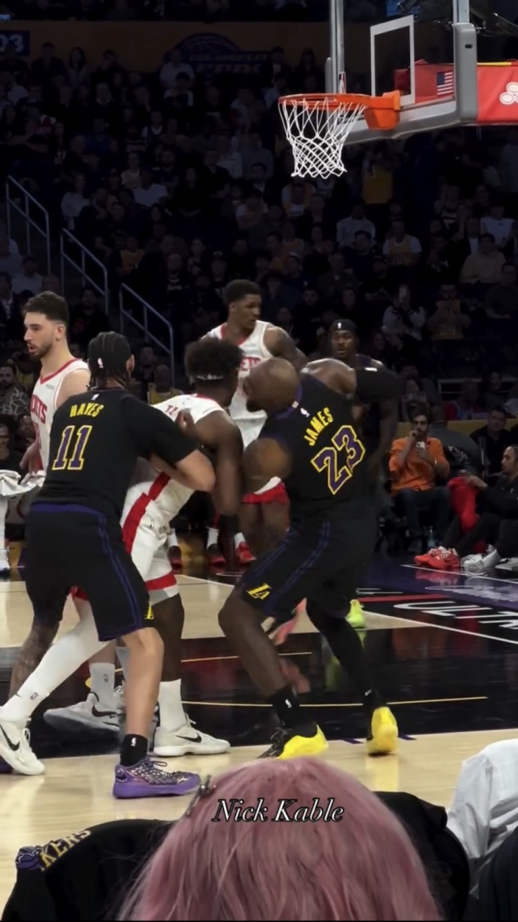 老而弥坚！詹姆斯昨日卡位时被泰特夹住手肘 随后弧顶强投三分