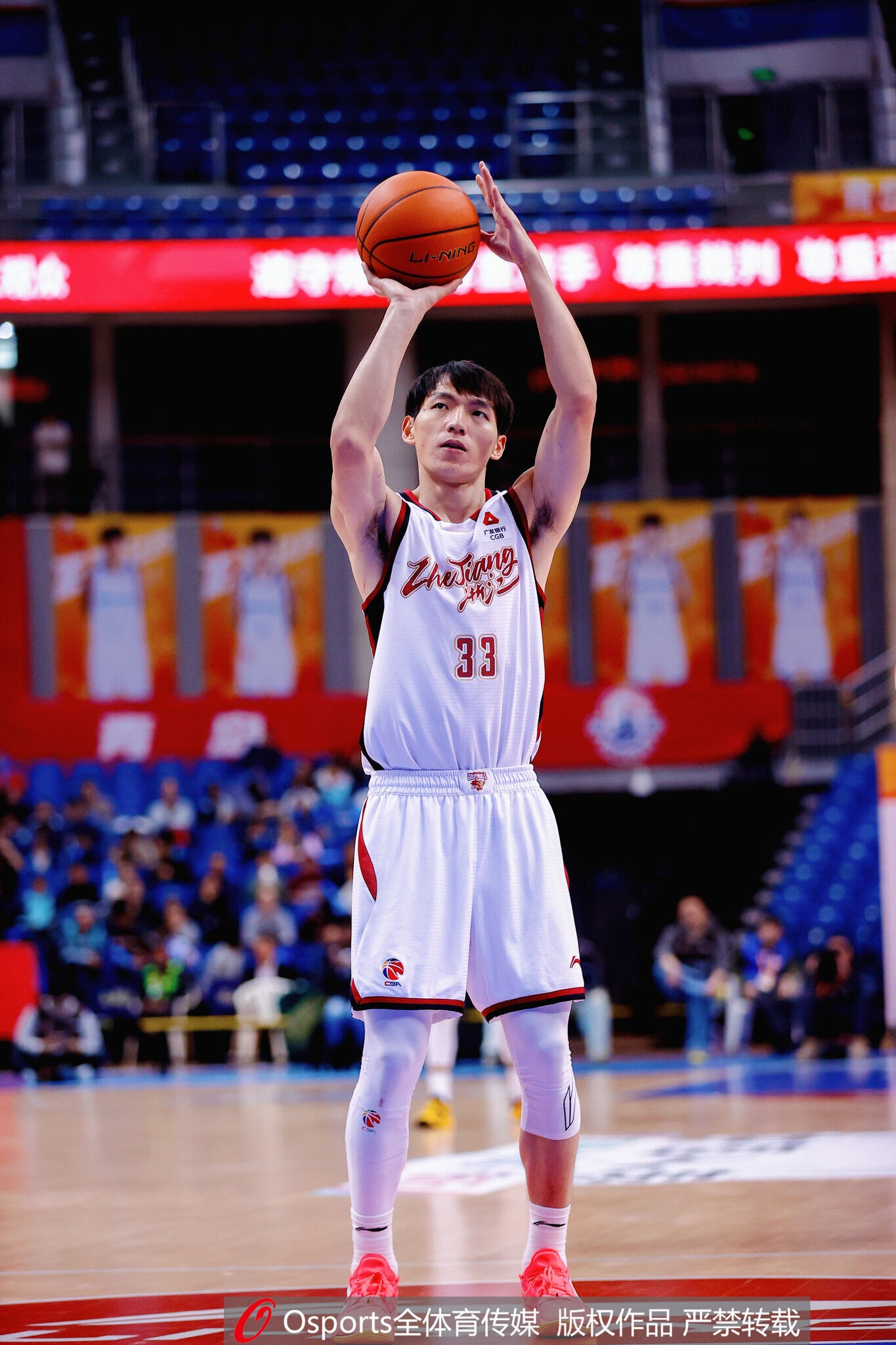 状态火热！吴前上半场出战6分45秒 三分6投4中轰下12分1篮板3助攻