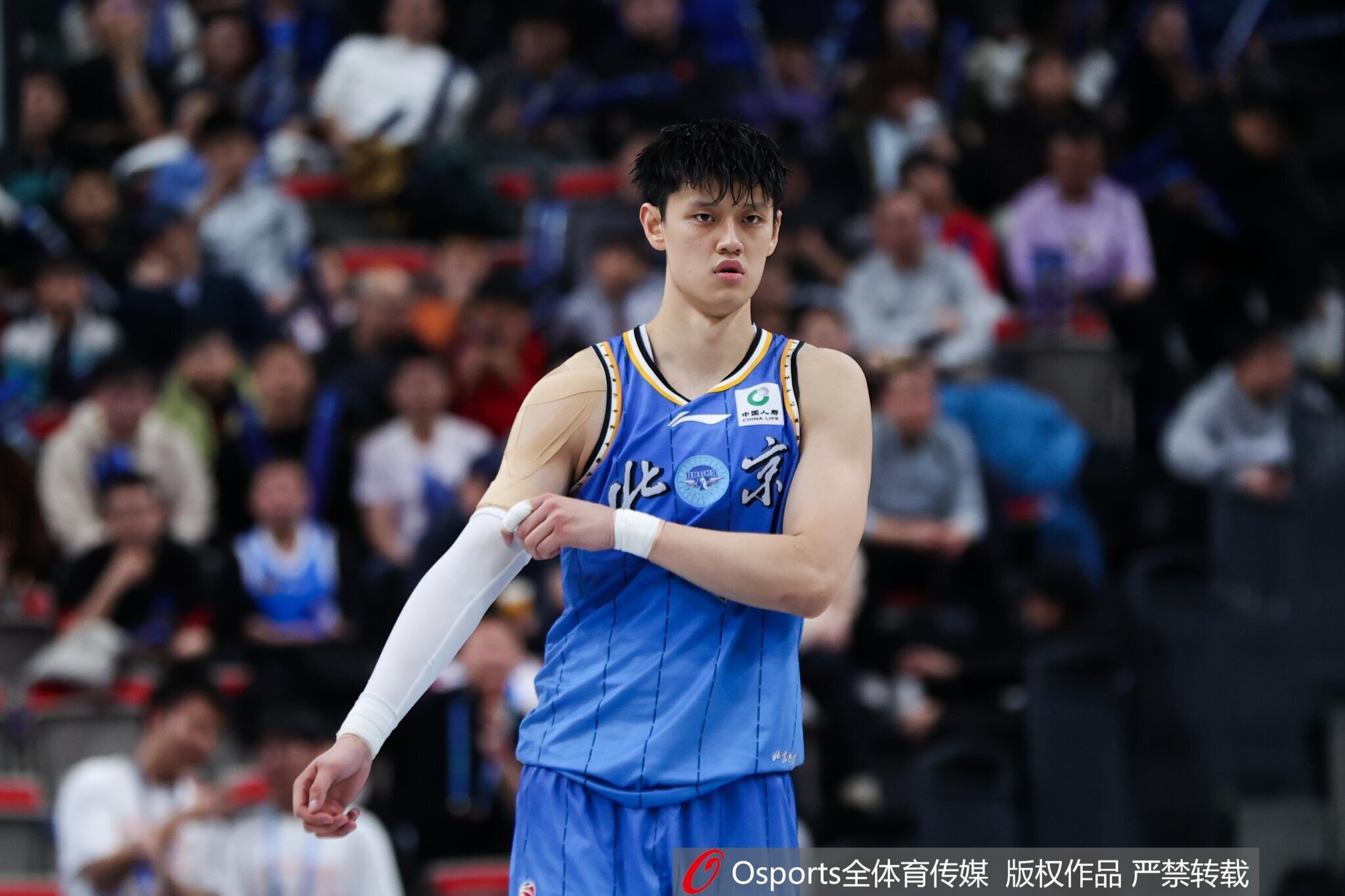 媒体人：曾凡博的膝盖伤有点严重 为了季后赛找状态硬撑着打的