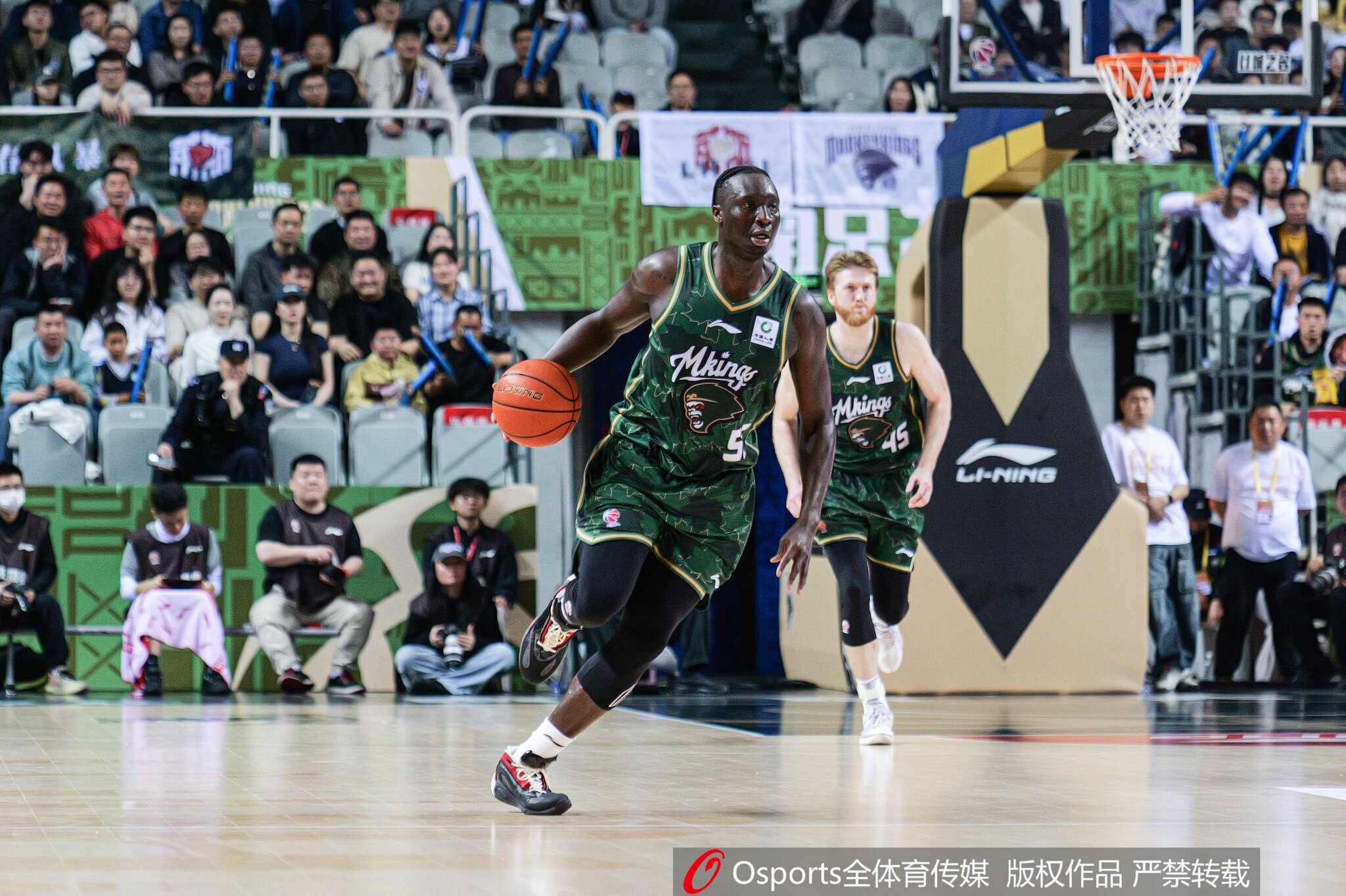 就靠俩外援撑着！卡特莱特和马温半场合砍33分 同曦全队半场45分