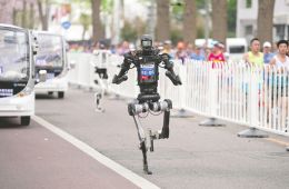 机器人跑赢人类半马之后：关节进化、资本狂热与一场国产替代的技术革命