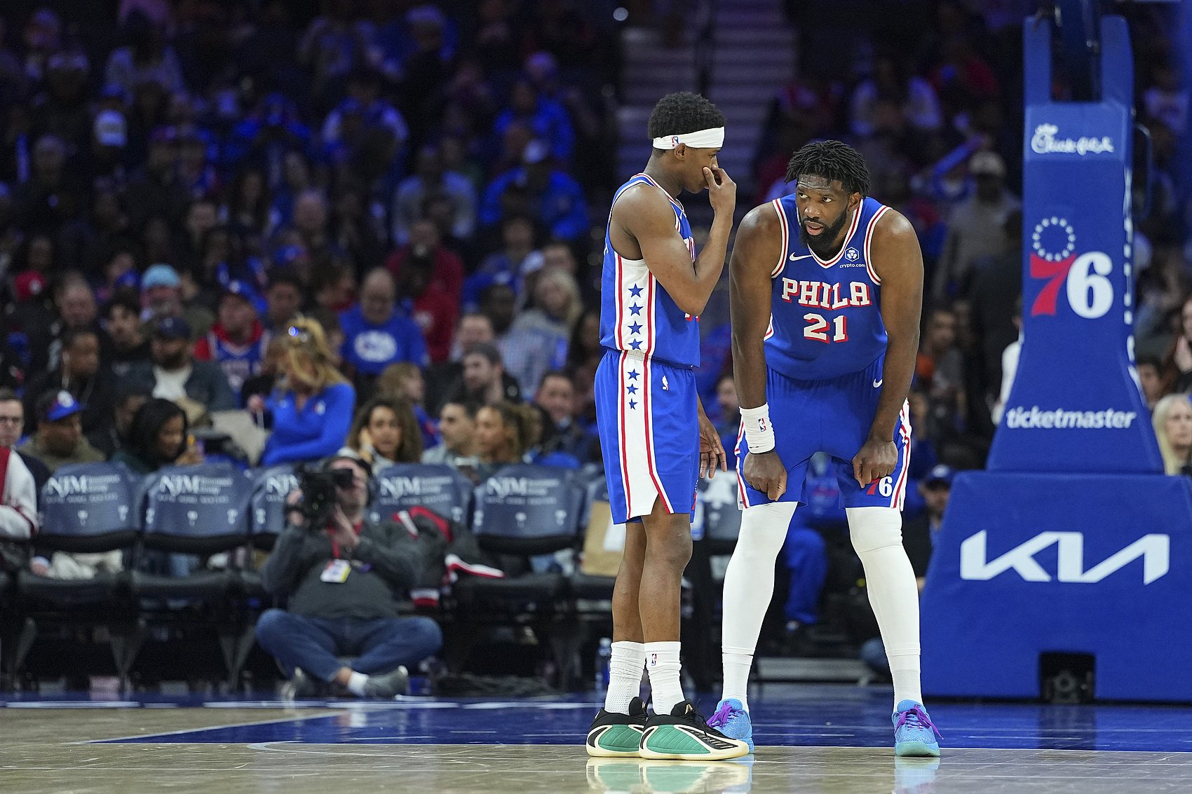 埃奇库姆：看到恩比德出现在训练场真的太好了 很高兴他没事