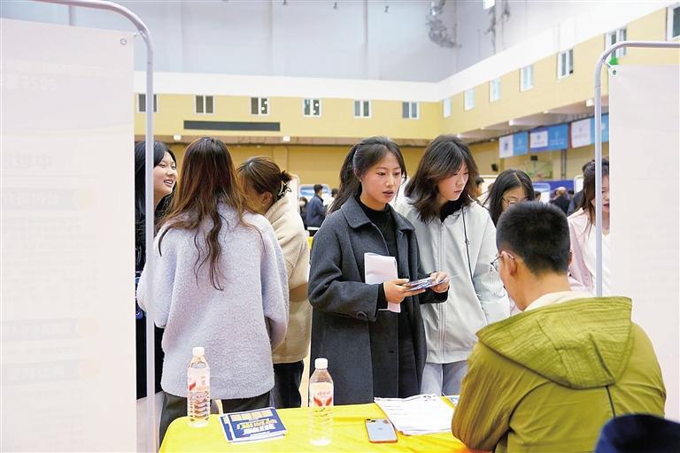 甘肃财贸职业学院招聘会现场。兰州新区报记者李怡青　摄